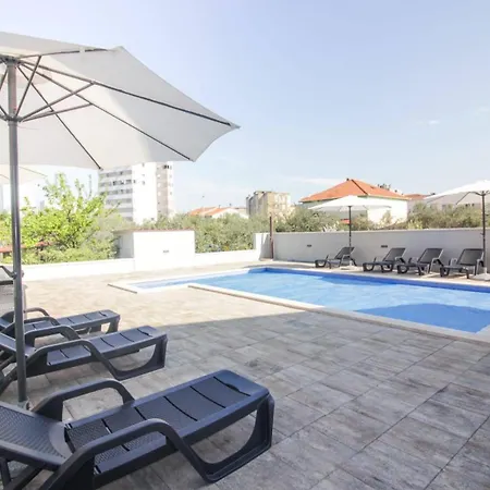 Pool House Luka Apartman