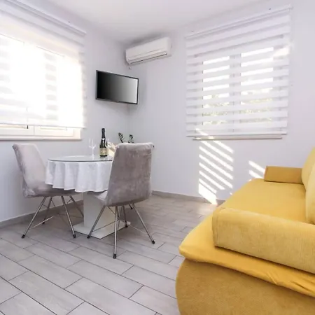 Apartman Pool House Luka Zára