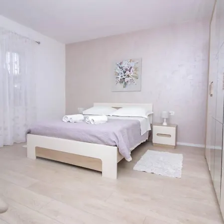 Pool House Luka Appartement *