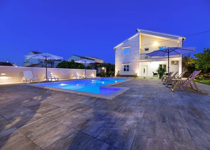 Pool House Luka Apartman *