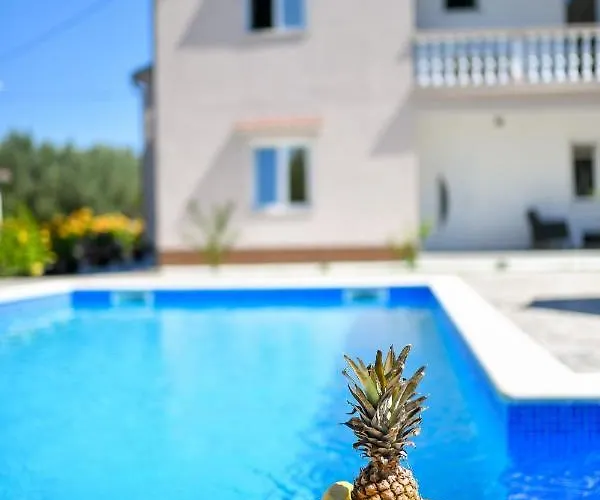 Pool House Luka Apartman *