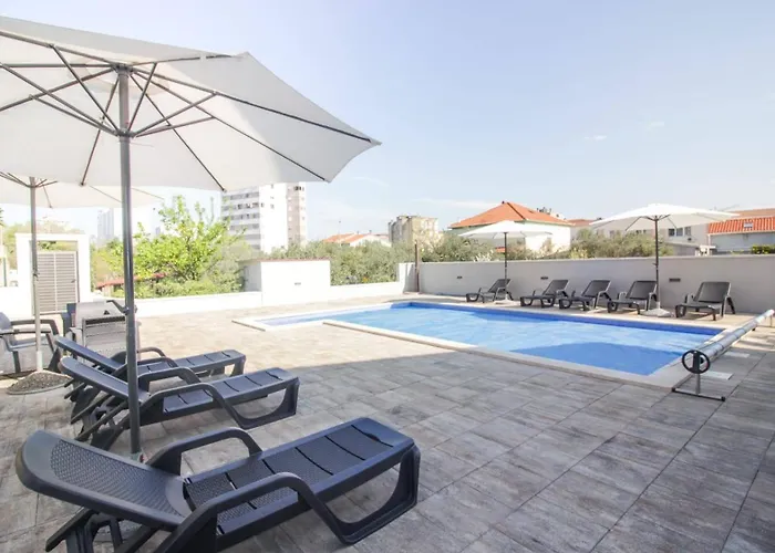 Pool House Luka Apartman