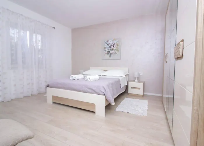 Pool House Luka Apartman *