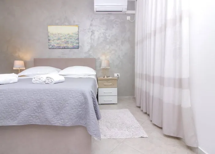 Pool House Luka Apartman *