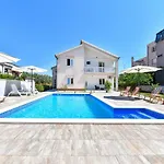 Apartment Pool House Luka