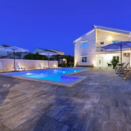 Pool House Luka Apartment *