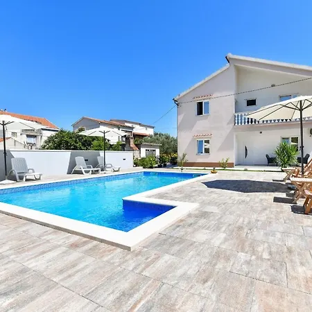 Apartment Pool House Luka *