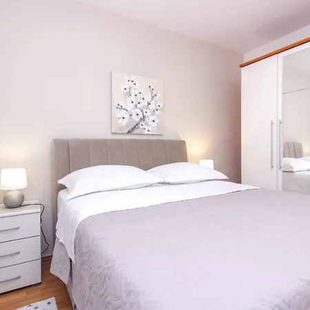 Pool House Luka زادار