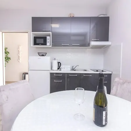 Apartman Pool House Luka *