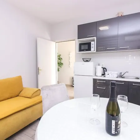 Apartman Pool House Luka Zára
