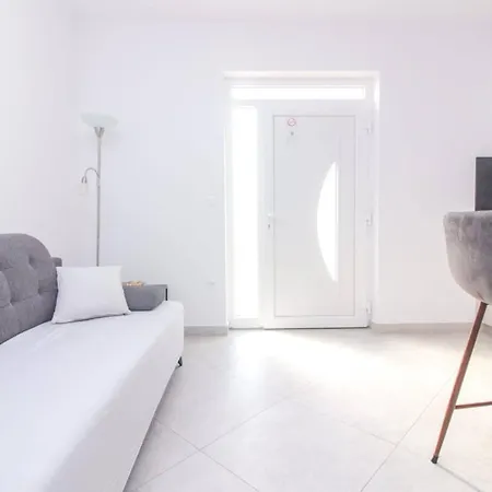 Pool House Luka Apartman