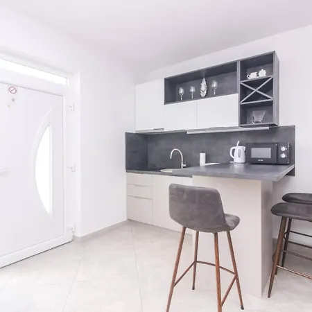 Pool House Luka * زادار