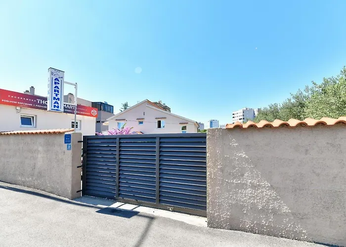 Pool House Luka زادار