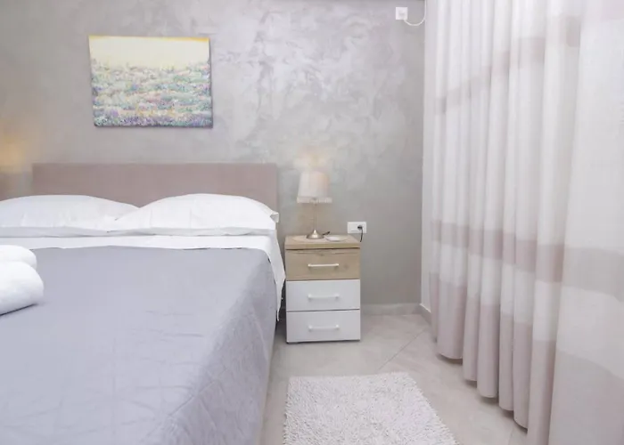 Pool House Luka شقة زادار