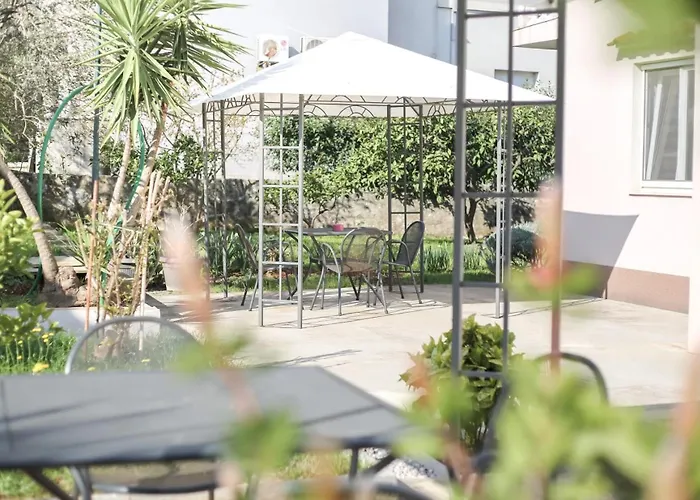 Pool House Luka شقة زادار