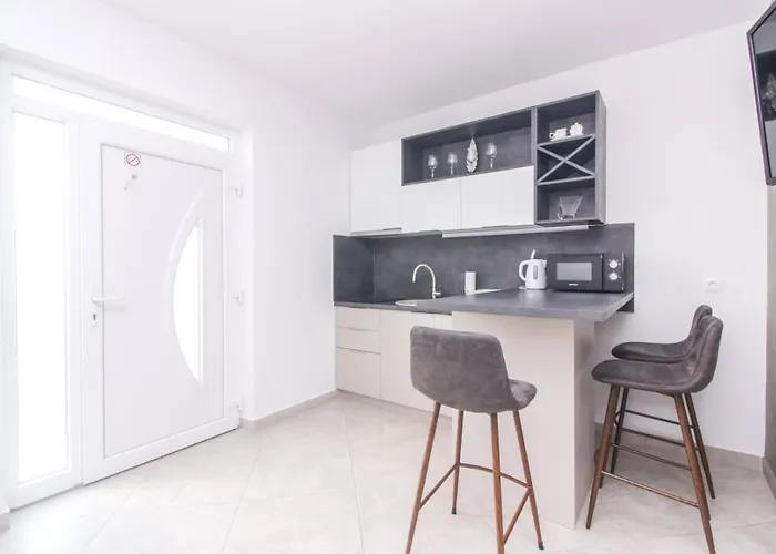 Pool House Luka * زادار